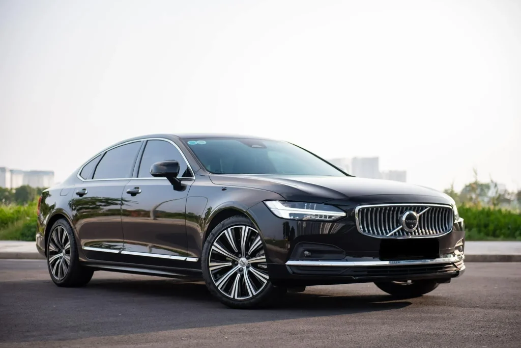 So sánh Volvo S90 Plug-In Hybrid Ultra / Ultra và BMW 530i M Sport - Giá Xe 24H