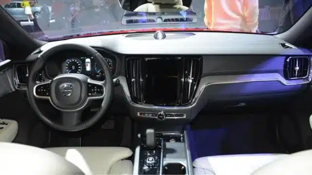 So sánh Volvo V60 Cross Country và Subaru Outback - Giá Xe 24H