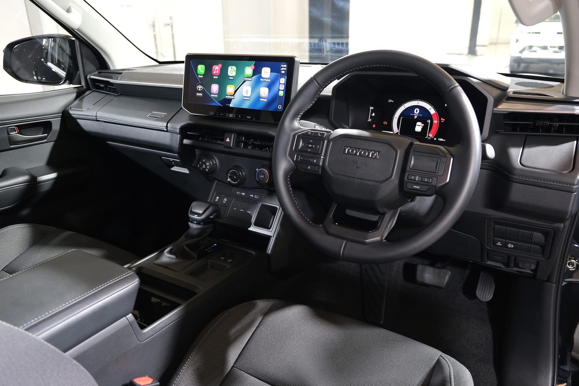 Khoang lái nổi bật của Hilux mới