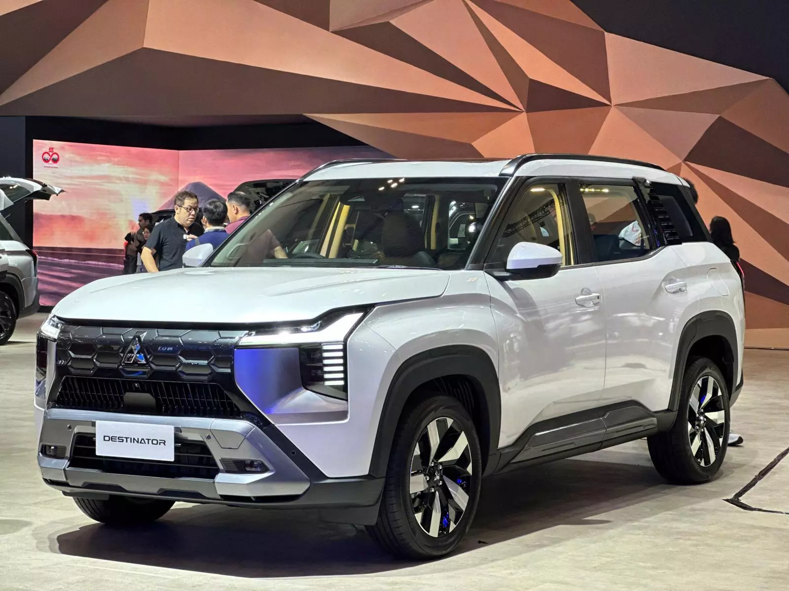 Ngoại Thất Mitsubishi Destinator: Đánh Giá Chi Tiết Thiết Kế Đột Phá