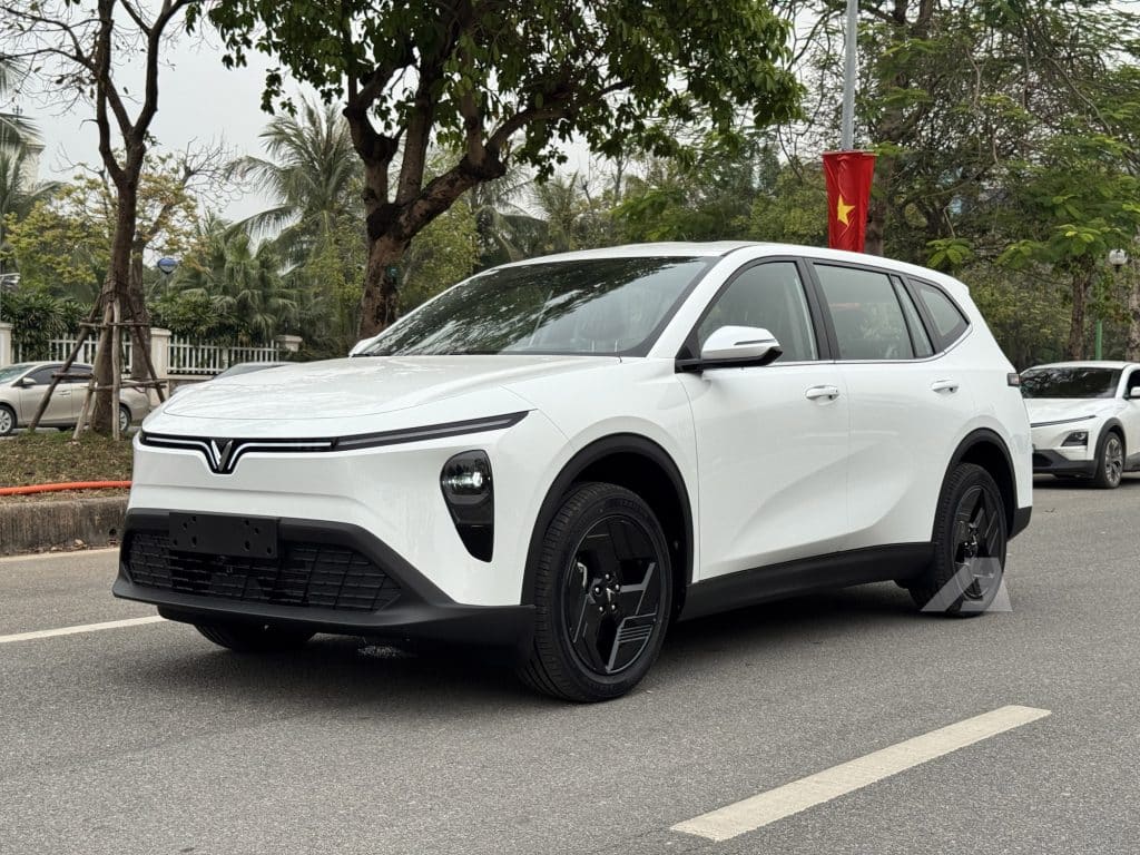 Sờ thực tế VinFast MPV 7 vừa về đại lý: Đắt hơn Limo Green 70 triệu đổi lại nhiều trải nghiệm khác, tiết kiệm điện hơn hẳn- Ảnh 2. trải nghiệm thực tế vinfast mpv 7 tại đại lý - Giá Xe 24H