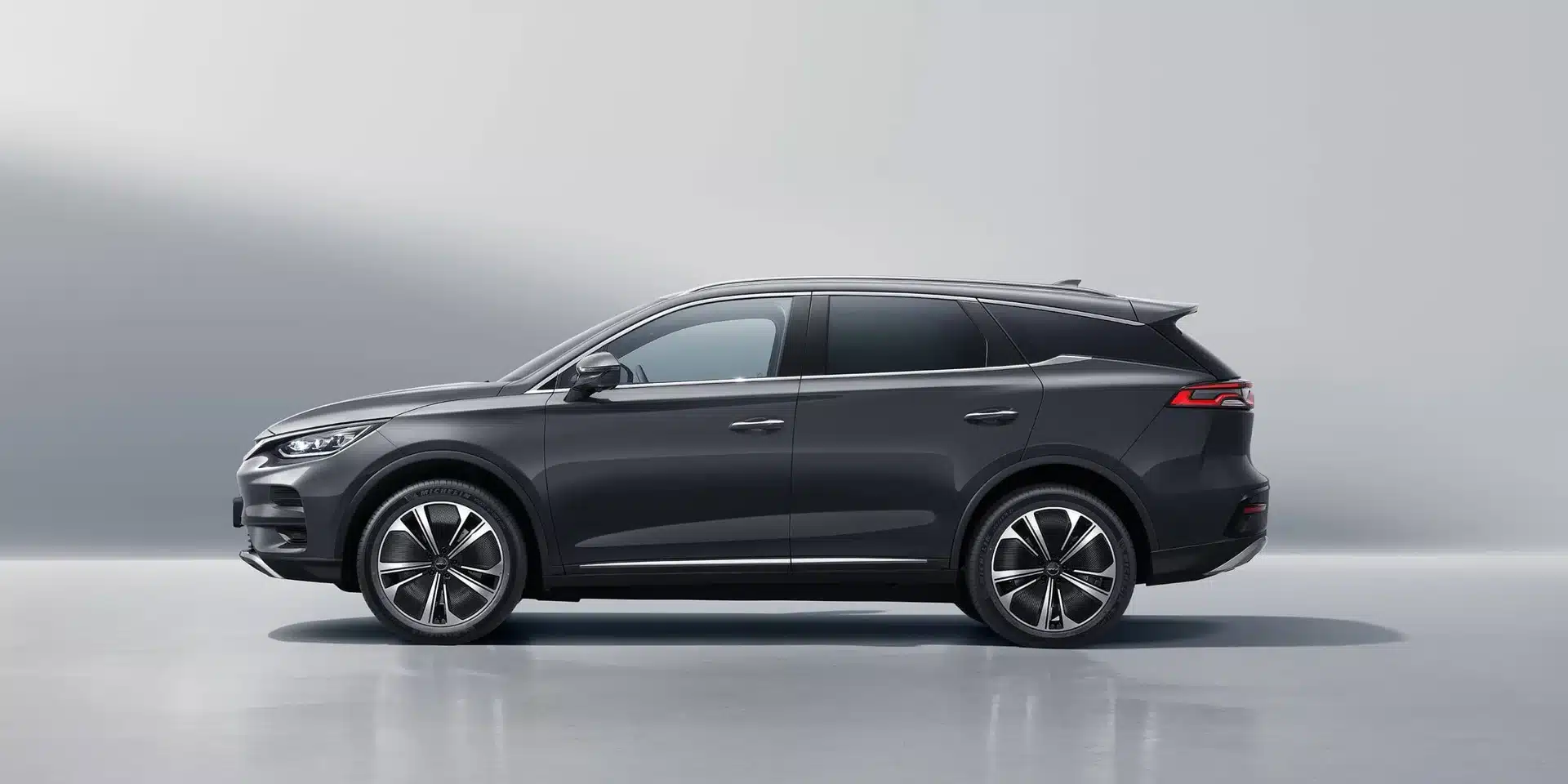 VinFast VF9 vs BYD Tang