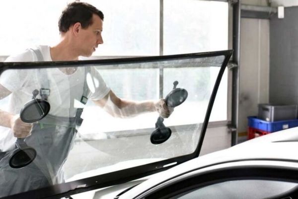 Kiểm tra kính chắn gió và gương xe chuẩn