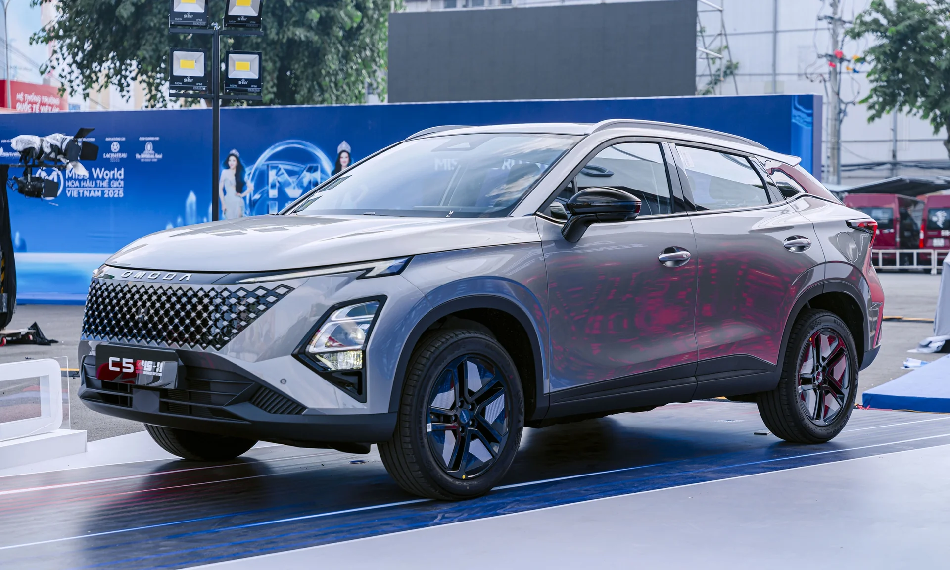 So sánh thông số Omoda C5 Luxury và Premium 2026 – Khác biệt chi tiết từng hạng mục - Giá Xe 24H So sánh thông số Omoda C5 Luxury và Premium - Giá Xe 24H
