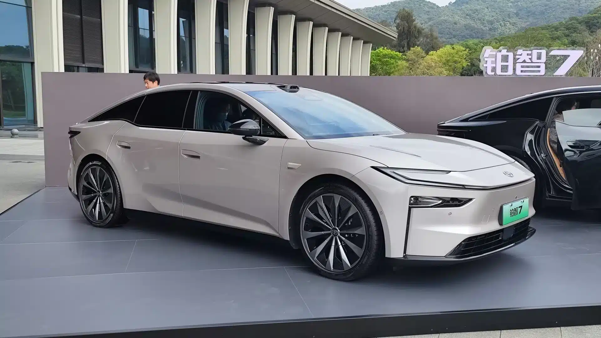 Sedan thuần điện của Toyota gây 'bão': Chốt hơn 3.100 đơn chỉ sau 1 giờ mở bán, to hơn Camry nhưng giá ngang Vios- Ảnh 1.