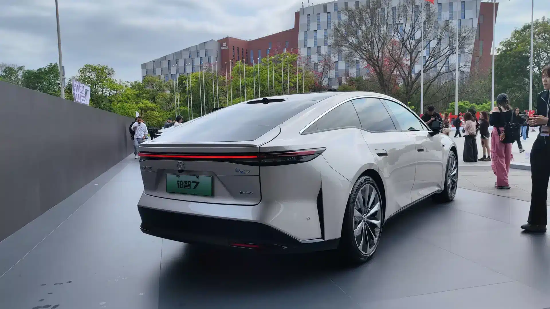 Sedan thuần điện của Toyota gây 'bão': Chốt hơn 3.100 đơn chỉ sau 1 giờ mở bán, to hơn Camry nhưng giá ngang Vios- Ảnh 2.