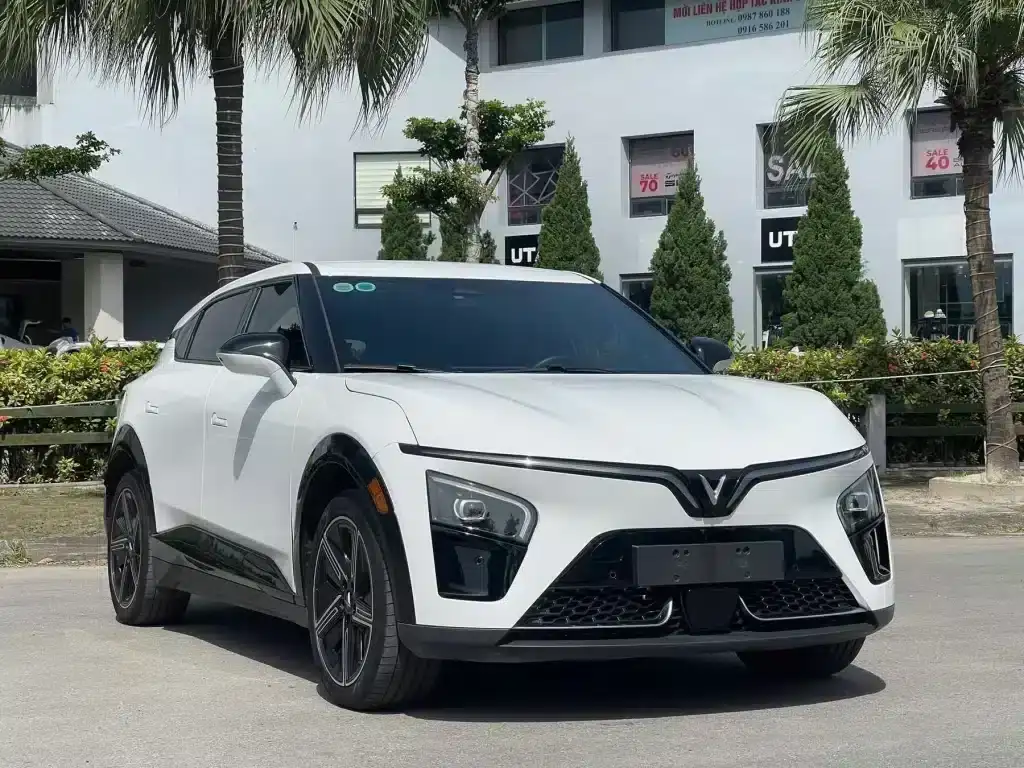 VinFast VF7 và Honda CR-V - Giá Xe 24H